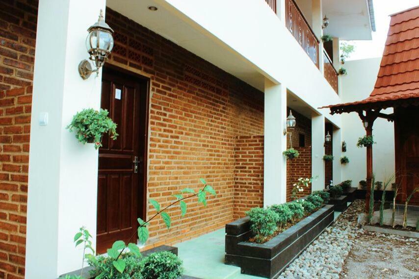 Amerta Giri Guest House Вонособо Екстериор снимка