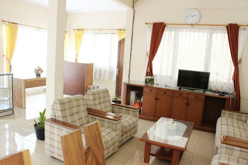 Amerta Giri Guest House Вонособо Екстериор снимка