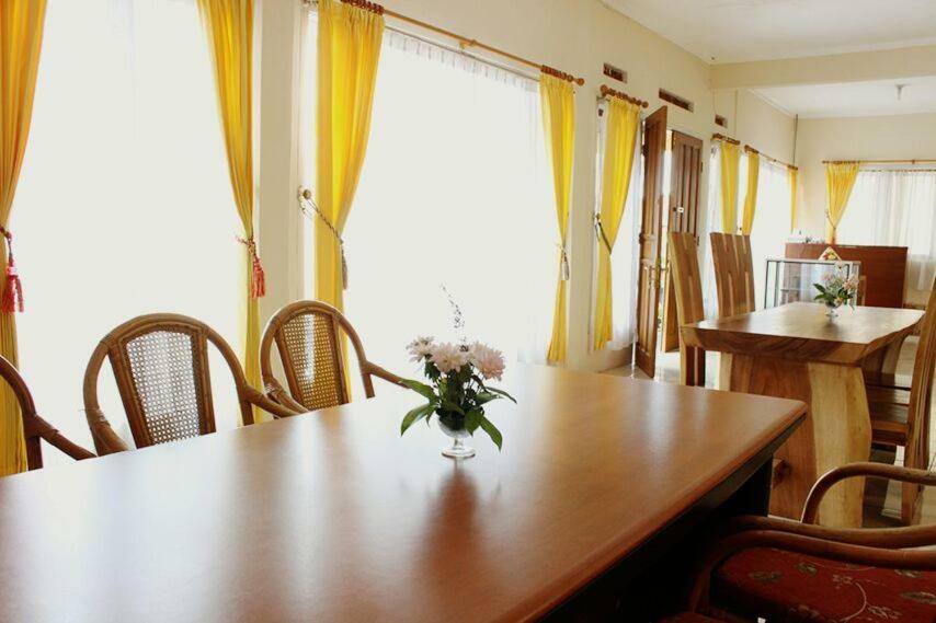Amerta Giri Guest House Вонособо Екстериор снимка